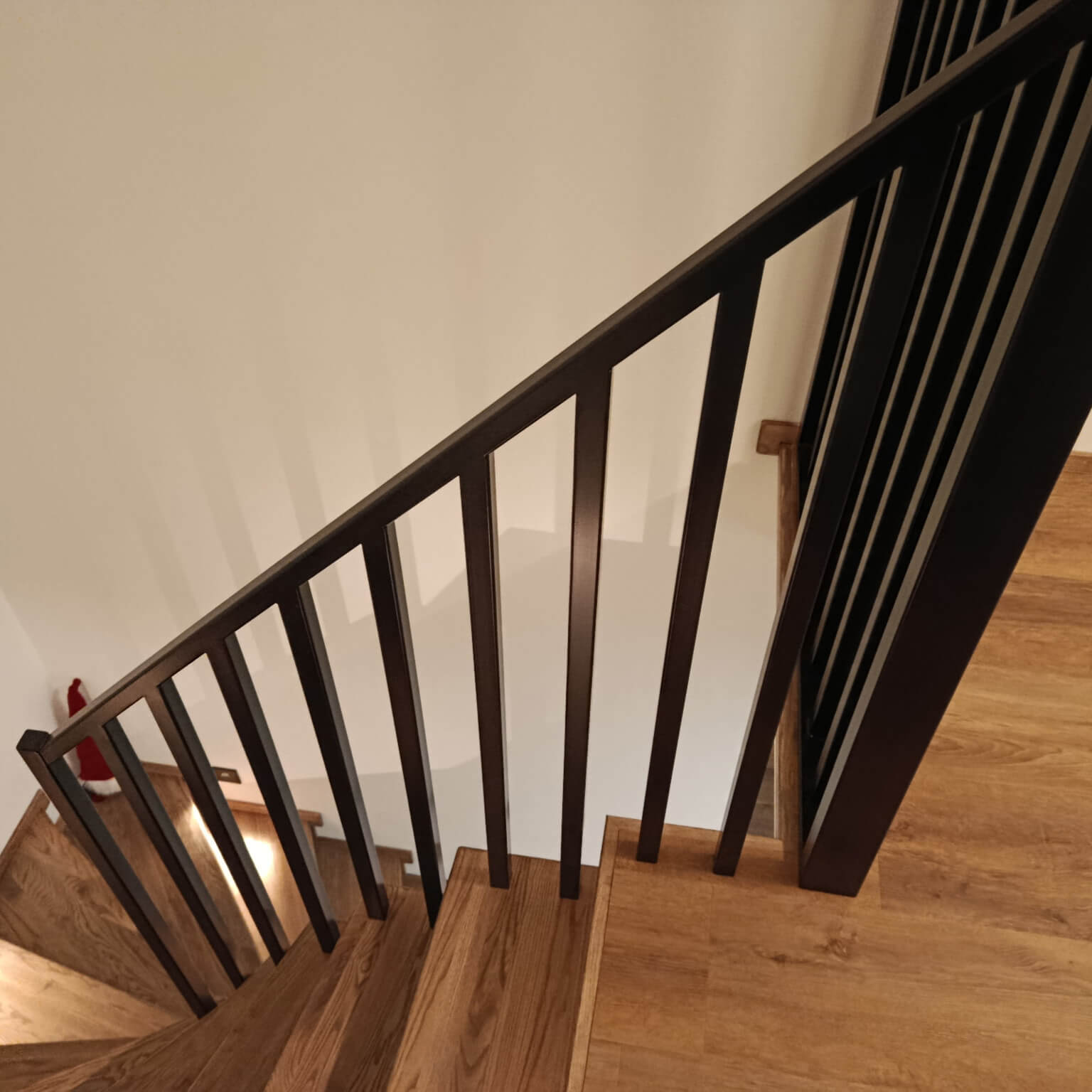 čierne oceľové zábradlie na schody, Vychylovka, Stará Bystrica, dizajnové schodiskové zábradlie na mieru